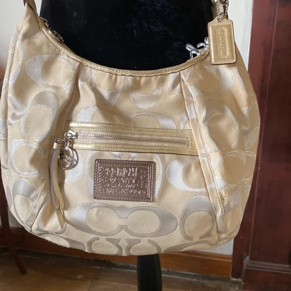 🦊 Coach gold crossbody. - Picture 2 of 6